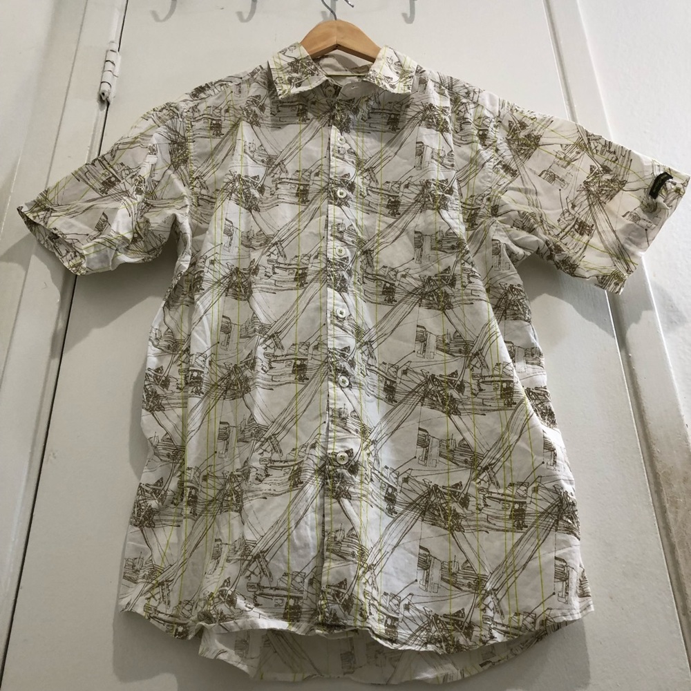 Ambiguous Hawaiian style button up shirt. Size medium